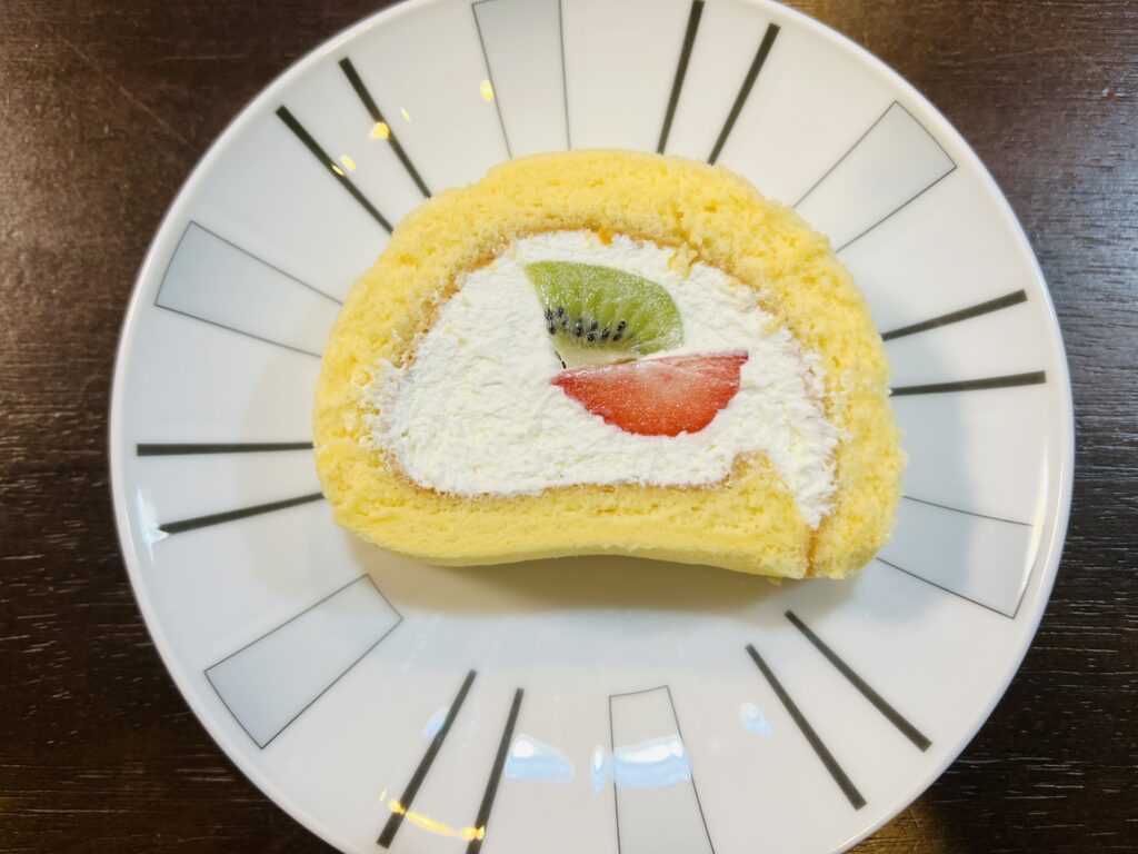 レタージュみるく舎　フルーツロールケーキ